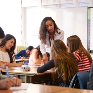 Lehrerin bespricht mit Gruppe von Studenten einen Sachverhalt